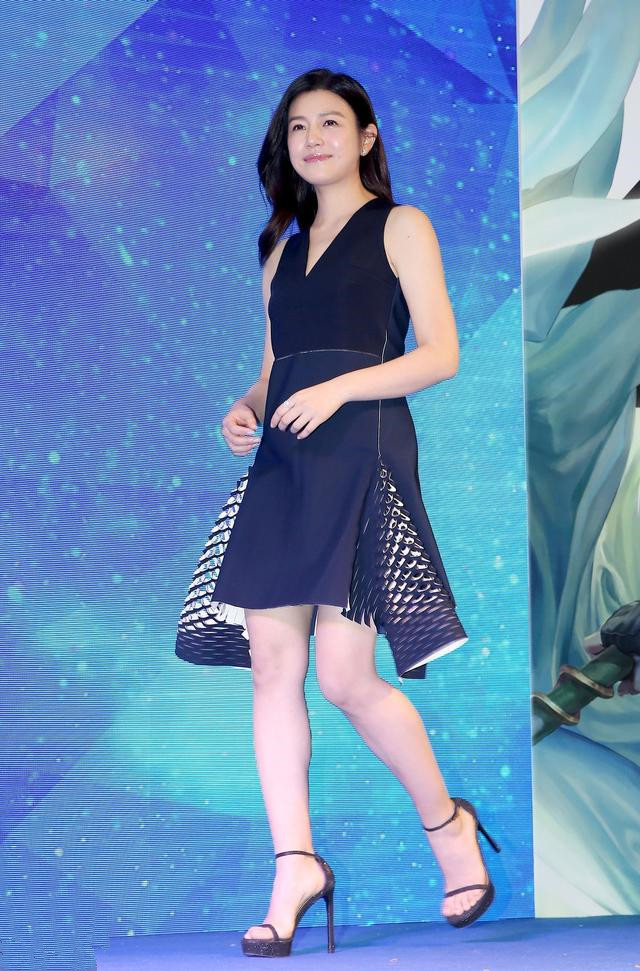 陈妍希盛装出席活动,网友:服装设计师设计的半身是什么想法?