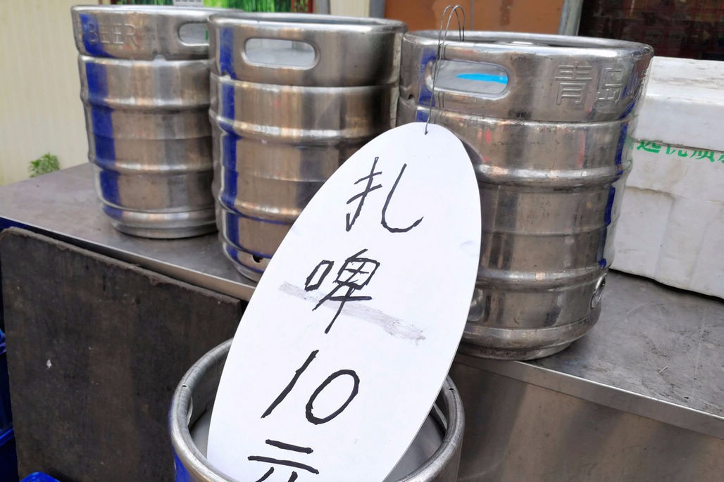 青岛扎啤开始销售 10元一扎 价格比去年略升 下酒小菜多多美味