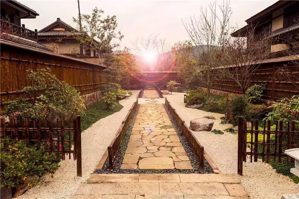 无锡灵山小镇拈花湾坐落于无锡灵山的太湖之滨一山一水,一草一木,一石