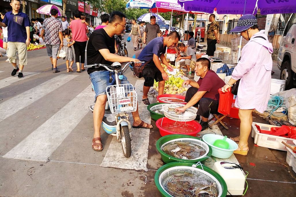 海鲜摊贩冰镇梭子蟹保活热死蟹子卖不出全扔25块钱一斤成主流