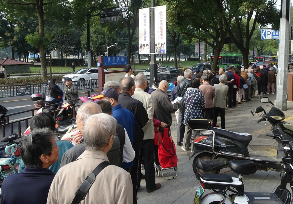 重阳节药店免费赠送礼品数百名老人排队领取