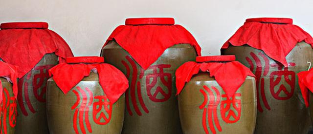 乡村农民家酿造的一种糯米酒,纯手工制作发酵而成,安康五里稠酒