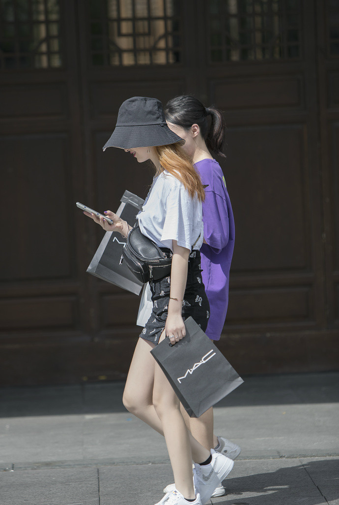 街拍,时尚潮流的穿搭,她的美宛如仙女下凡,百分百的回头率