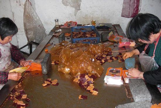 10岁男孩天天在校门口吃垃圾食品爸妈看了很担心