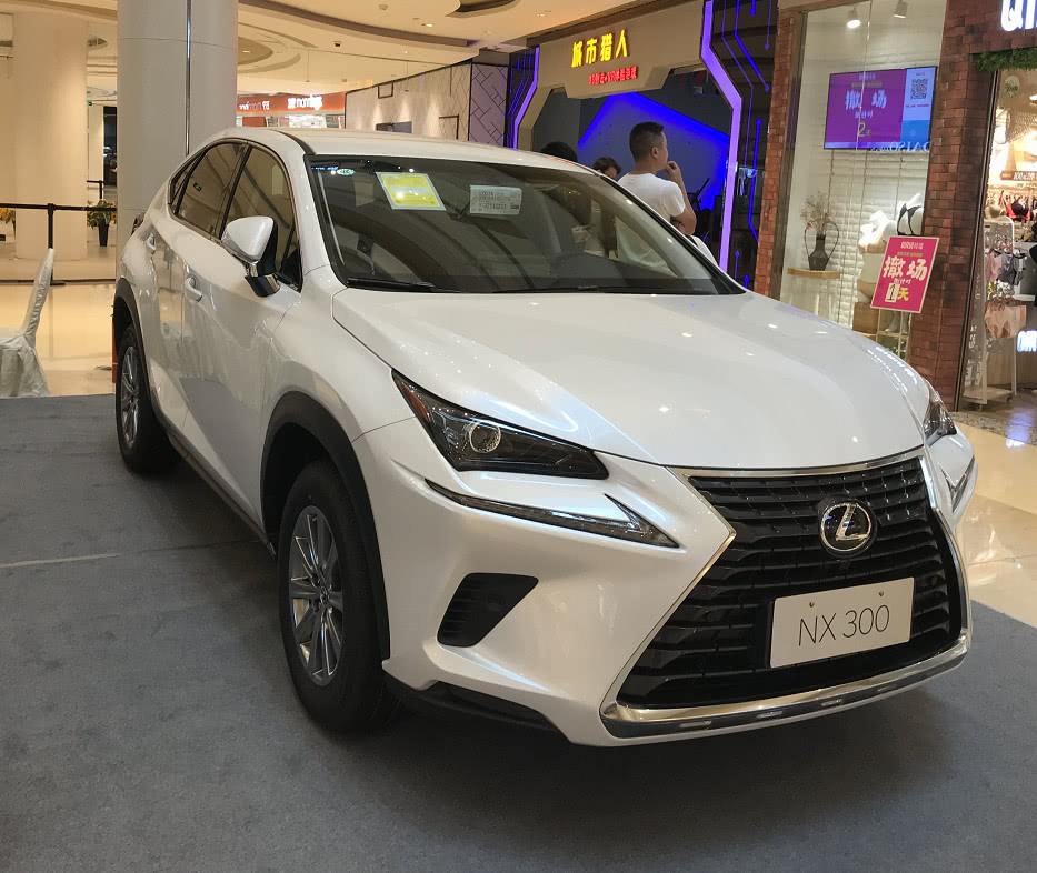 龙湖时代天街车展:豪华中型suv雷克萨斯nx300很绅士