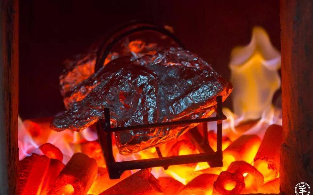 广州首家吃鸡研究所,700℃的窑烤竹林养的鸡,连窑都是空运来的