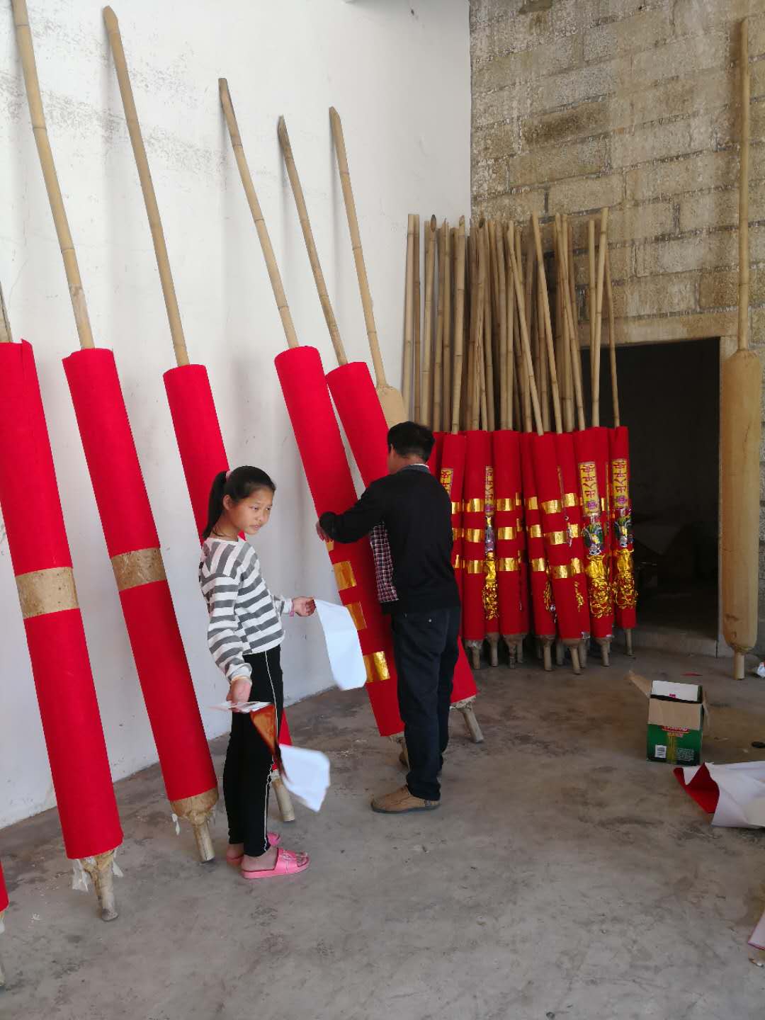 村民还需要用红纸将整柱"大贡香"包起来,并用金纸装饰.