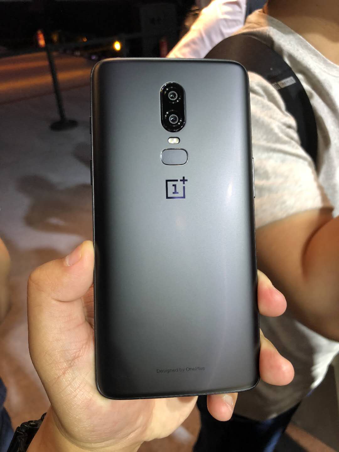 一加6可以说是颜值和配置都很棒了!__财经头条