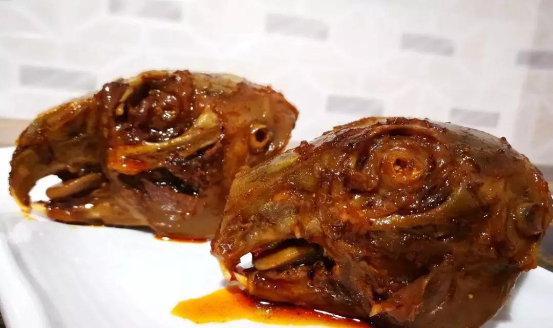 成都美食推荐之双流麻辣兔头,五香麻辣现卤现捞排队两小时都值!