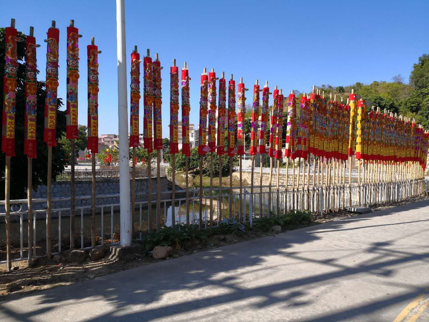 一炷香竟要500块,但香客一烧就是几十根