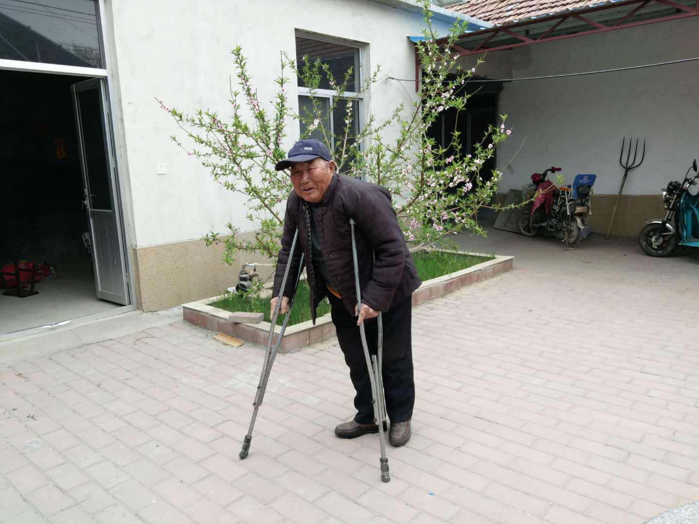 九旬残疾老人一生都在坚持的事,看完不禁泪目