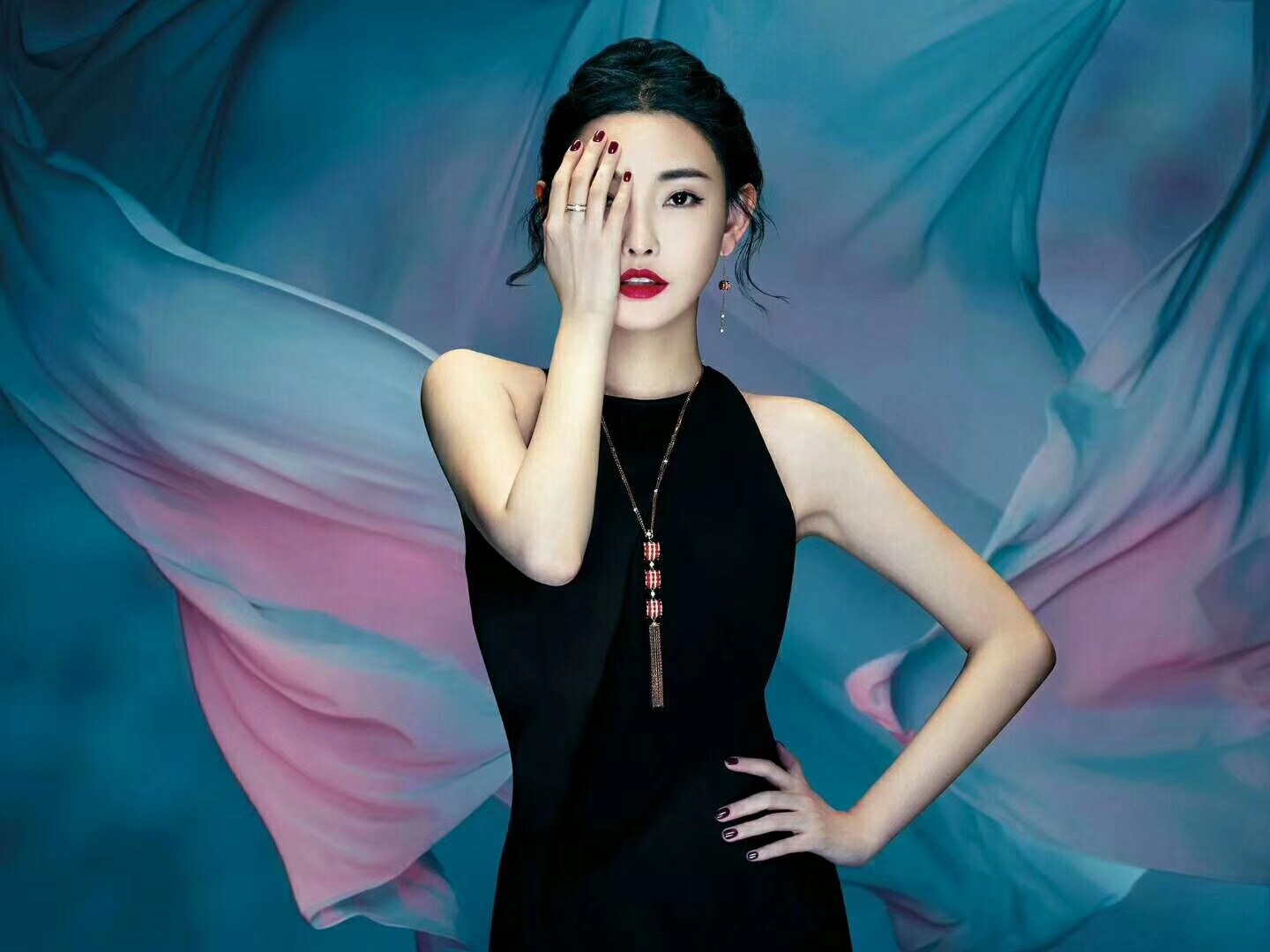 童菲亮相时尚品牌活动 造型优雅成匠心传承见证人