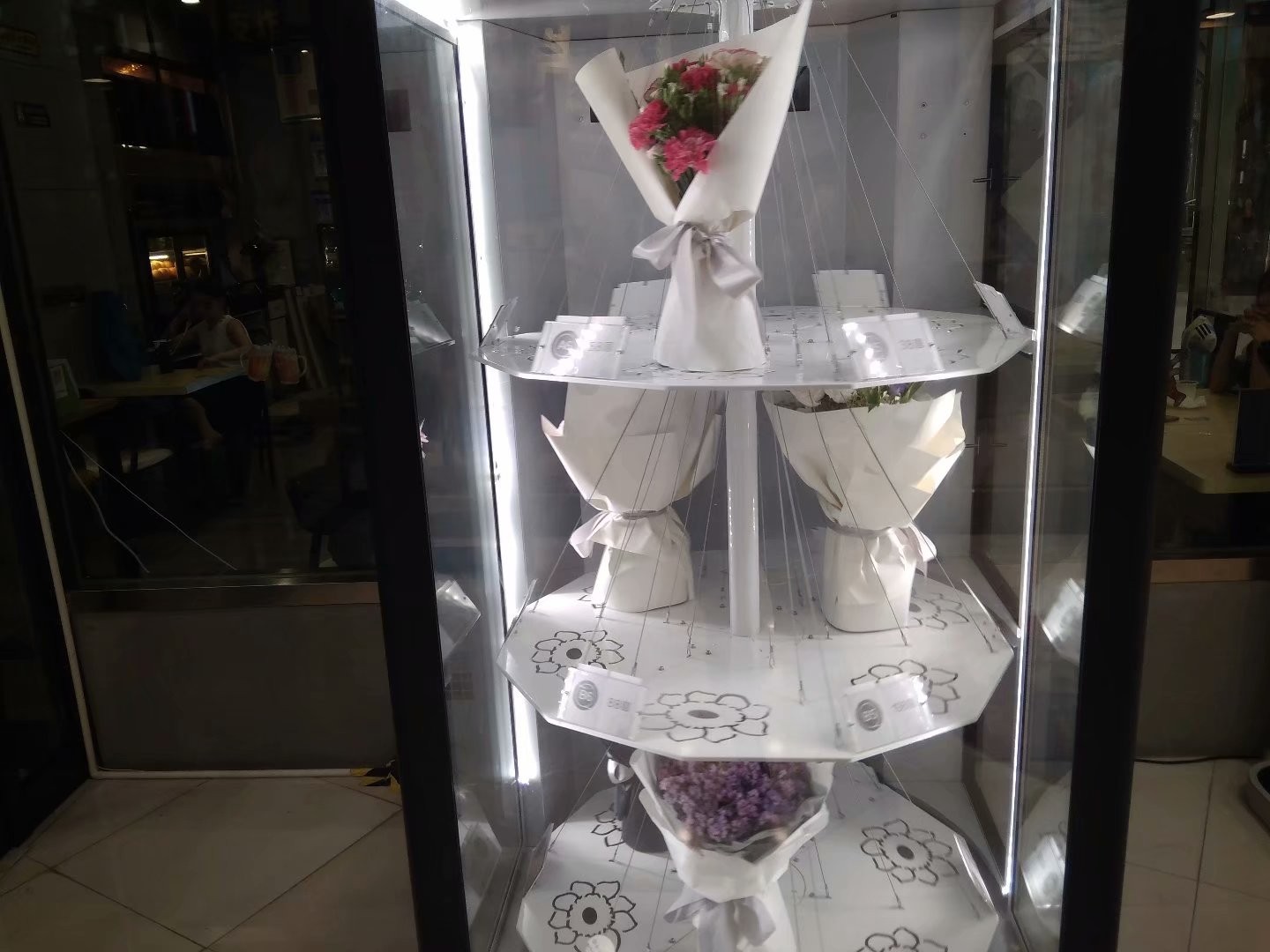 重庆现鲜花自动贩售机 浪漫随时都能兑现