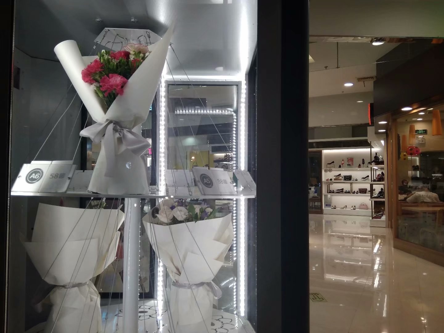 重庆现鲜花自动贩售机 浪漫随时都能兑现