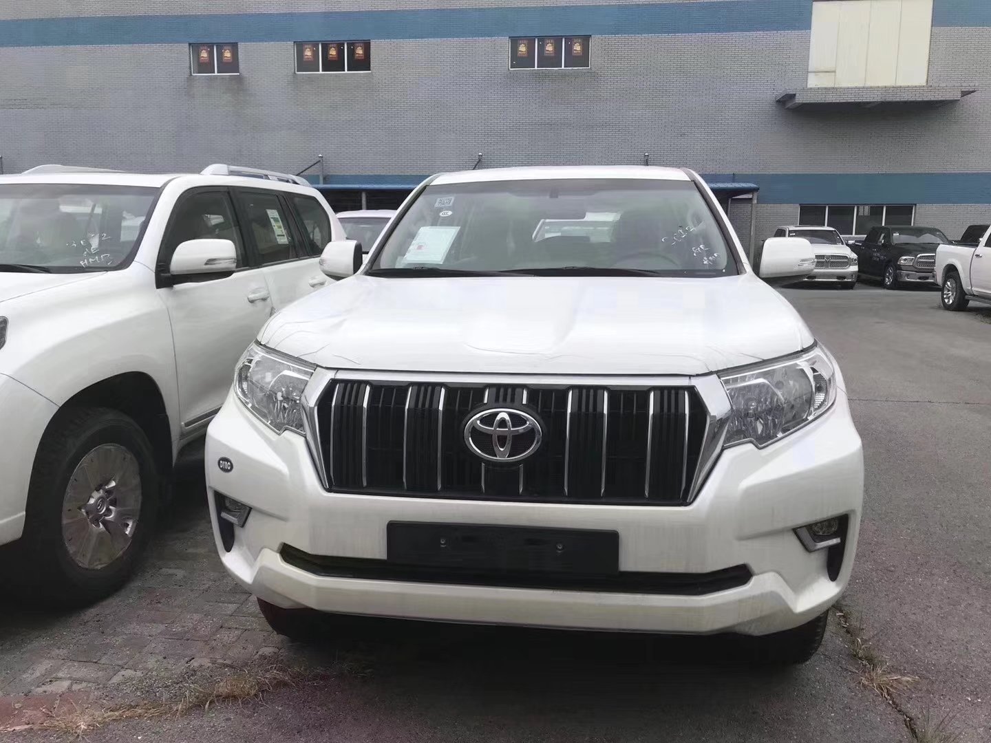 2018款丰田霸道2700价格 霸道中东版现车降价