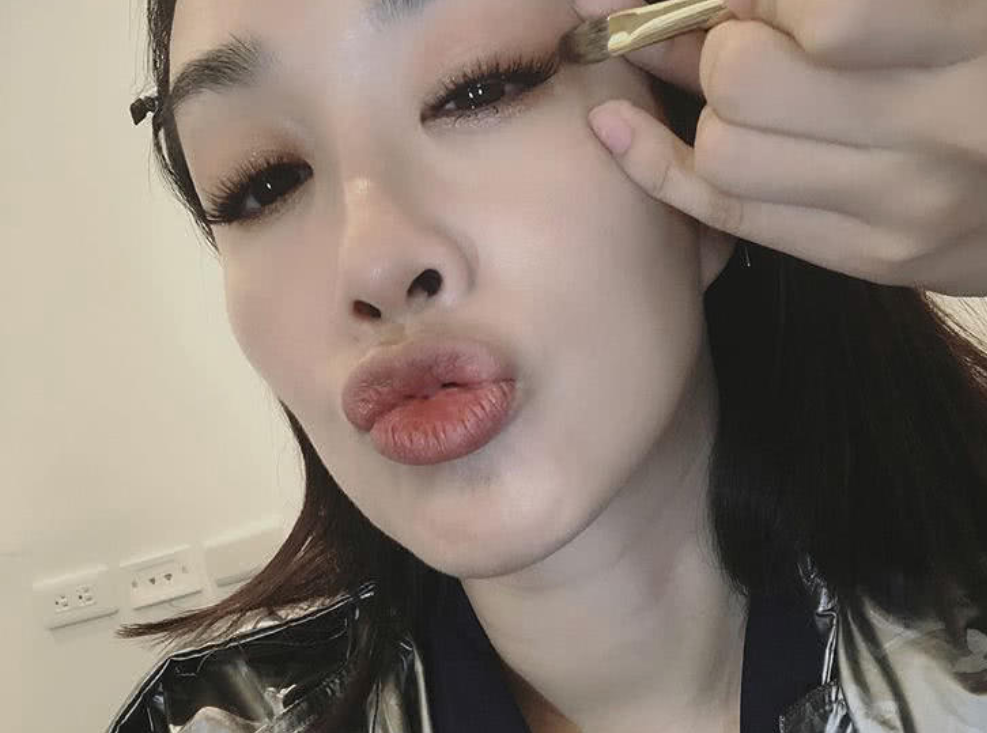 钟丽缇终于瘦了!再晒性感美照,大玩表情包卖萌不断