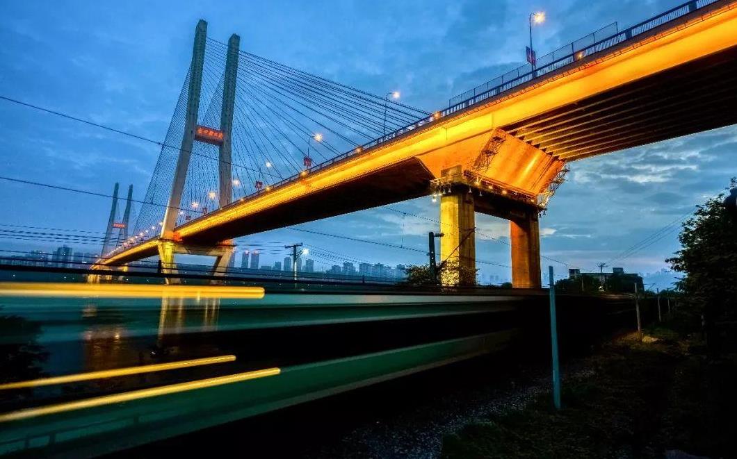 水水不同,特殊的地理条件决定了重庆的城市建设,透过桥梁来看这座城市