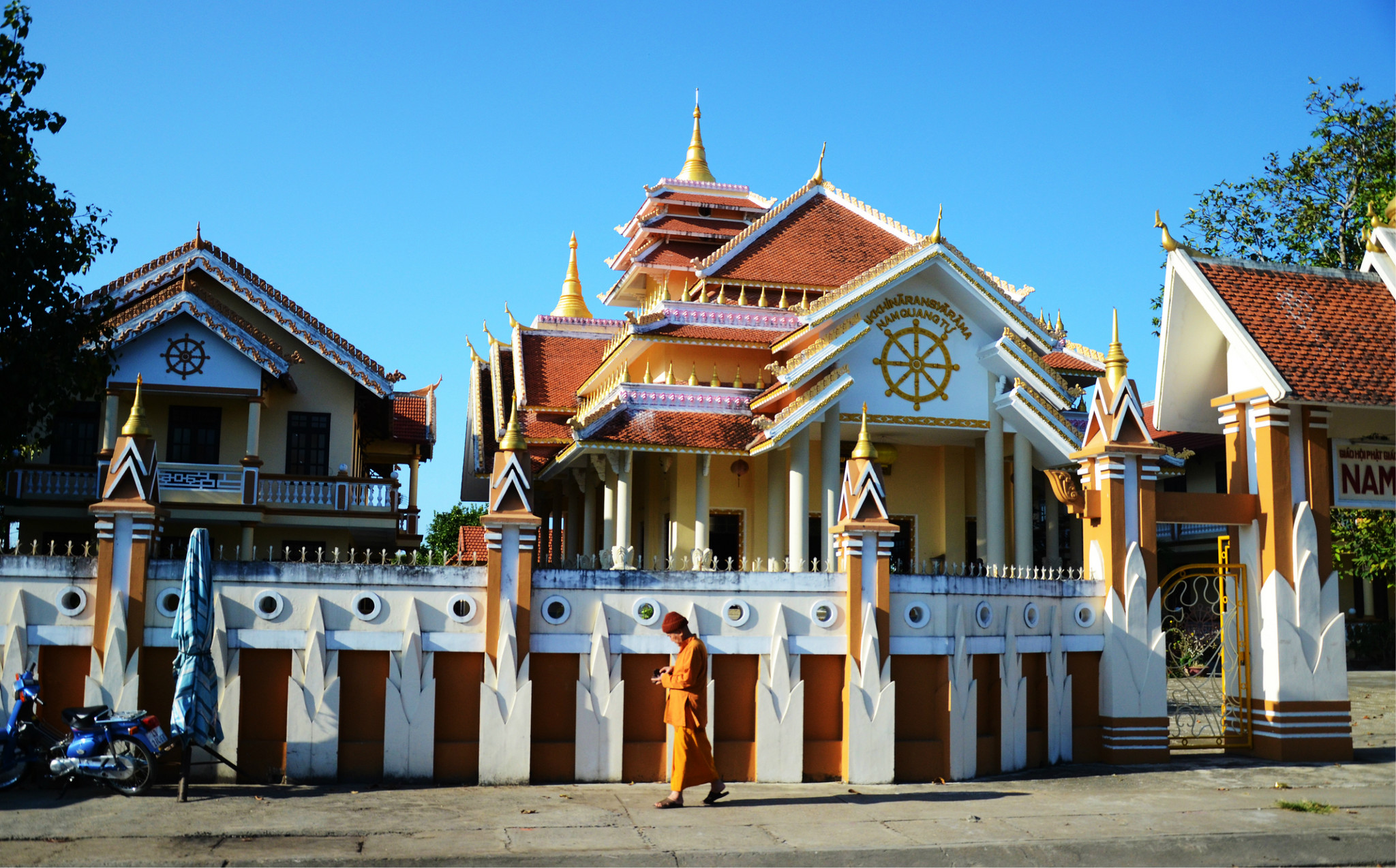 中国游客去越南,不小心碰到女孩的手,被强行拉住:不给钱别想走