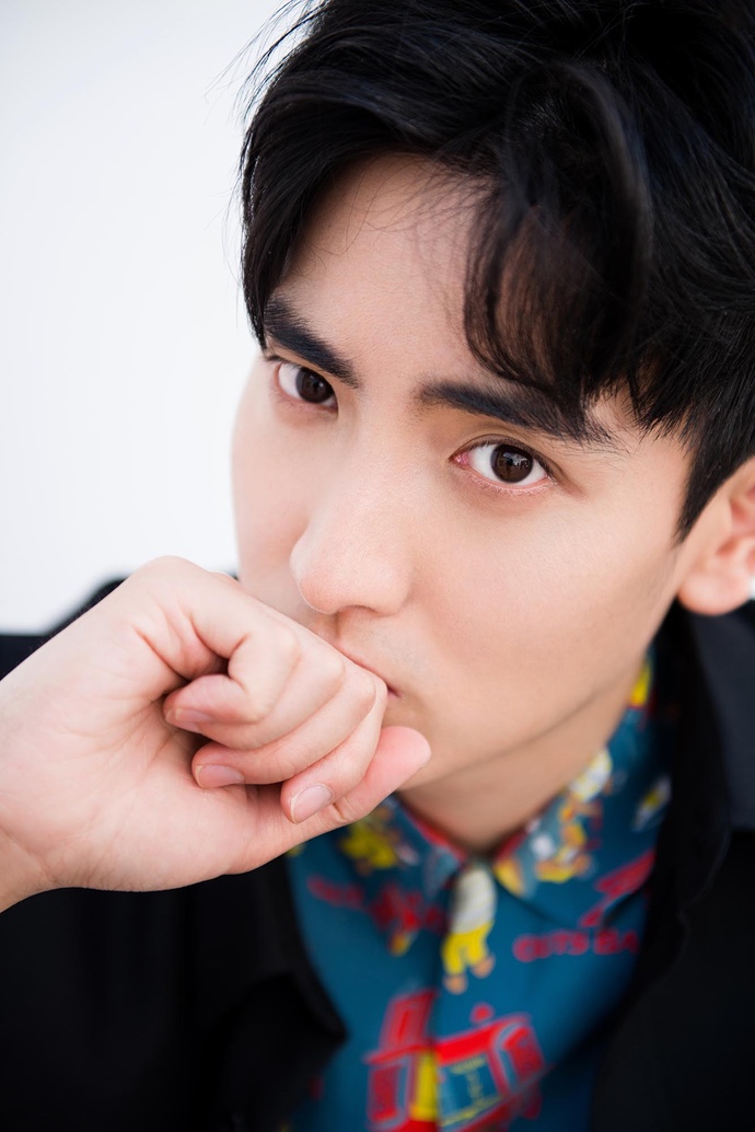 陈烨林最新写真曝光,成熟气质与少年感的完美融合