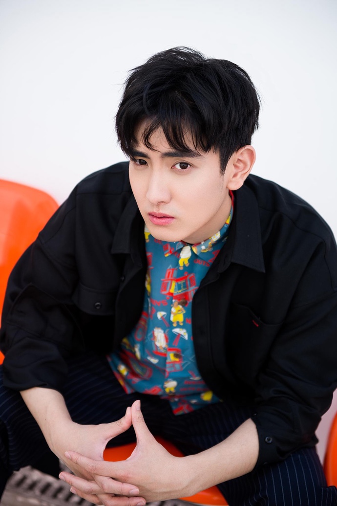 陈烨林最新写真曝光,成熟气质与少年感的完美融合