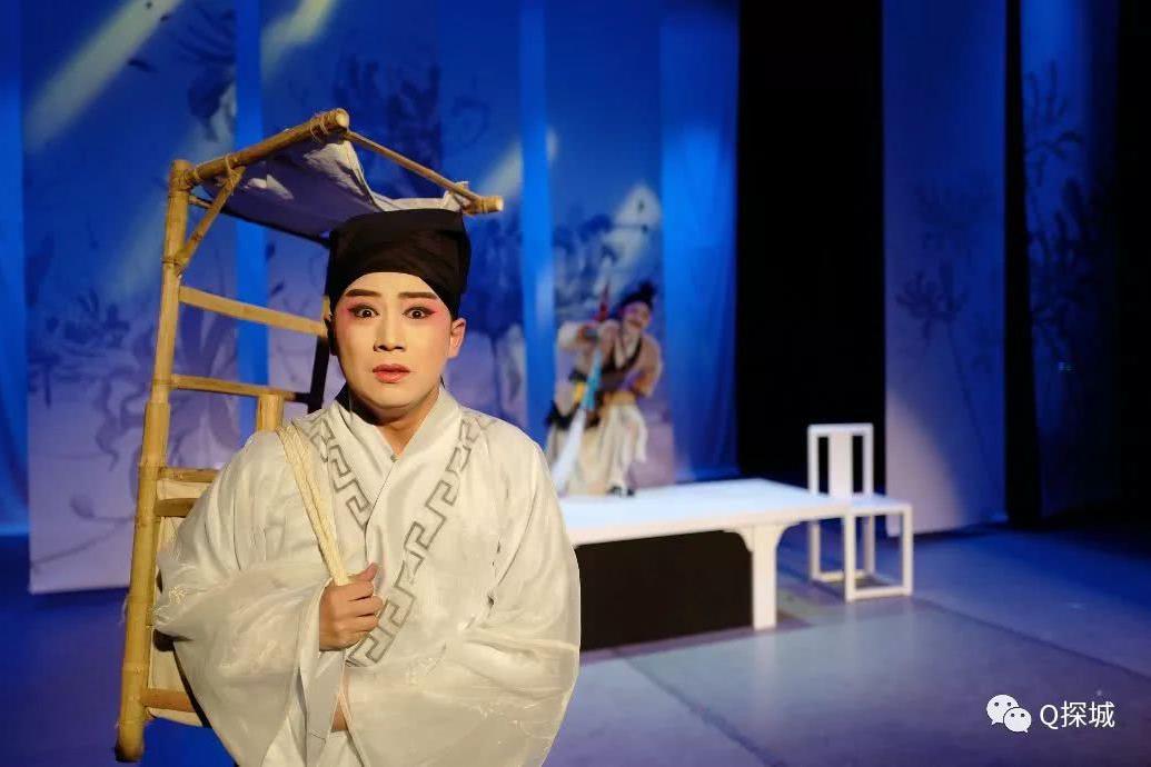 变脸,褶子,水袖,甩发,倒僵尸等川剧绝活也频繁上演,看得人直呼痛快.