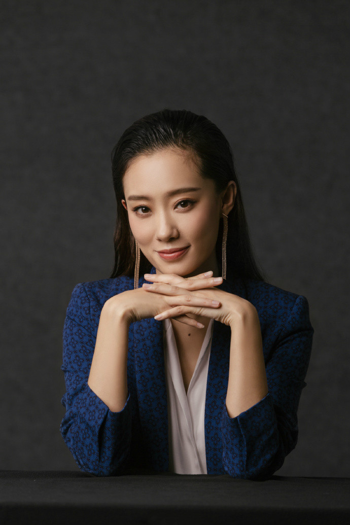 她是冯巩的爱女,为贾玲打工多年,今32岁因"跷二郎腿"爆红!