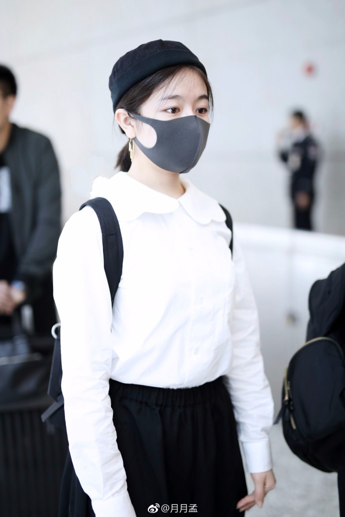 李兰迪戴口罩穿白衬衫搭配黑中裤现身机场,皮肤白皙少女感十足!