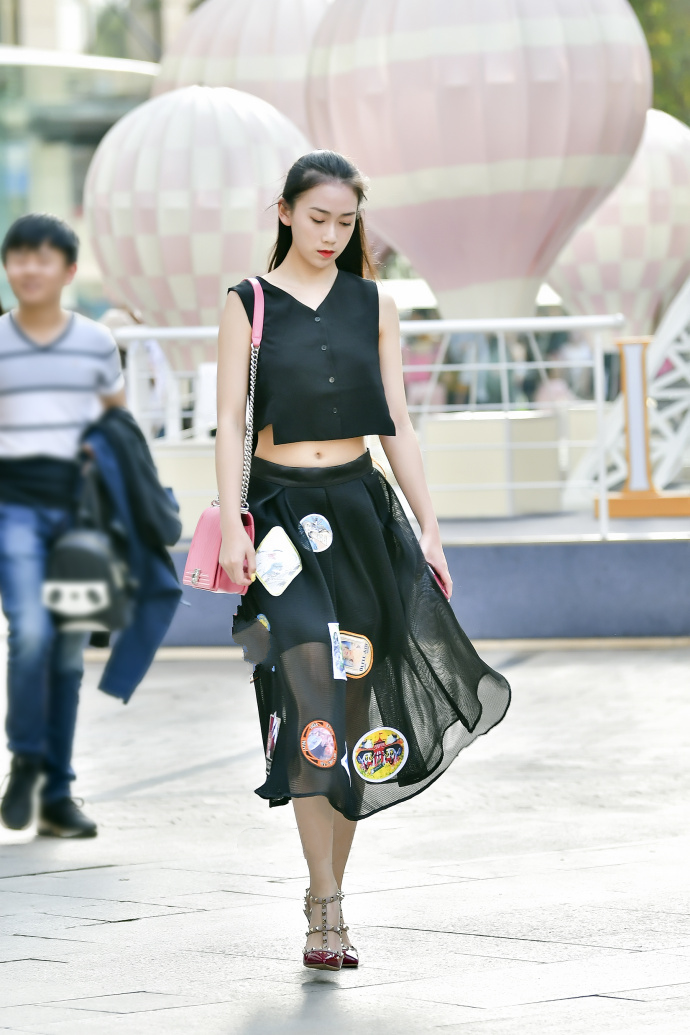 街拍:小姐姐身穿黑色t恤搭配破洞热裤,夏天最迷人的穿搭!