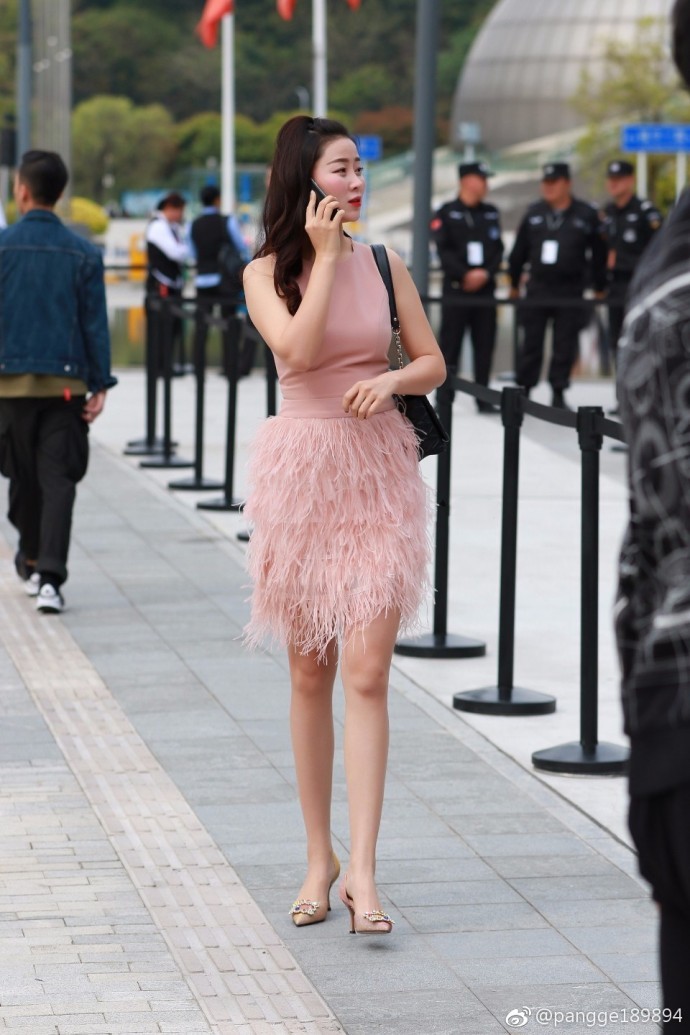 街拍:小姐姐穿上高腰的包臀裙,冷艳气质是你想要的吗?