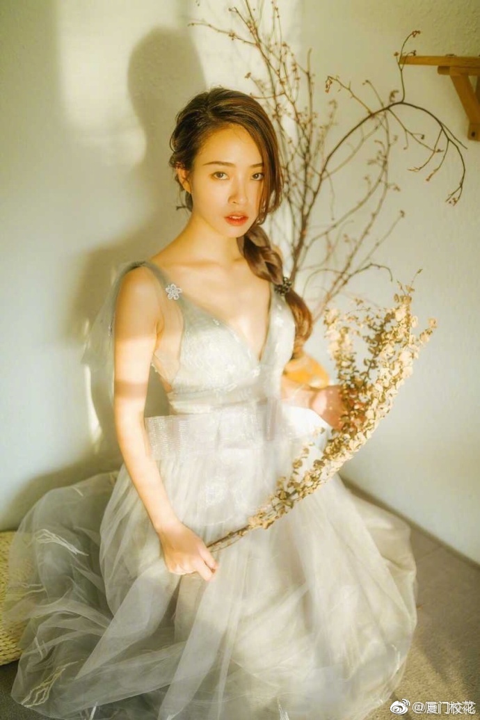 她叫冯青93年毕业于厦门集美大学诚毅学院身高175cm