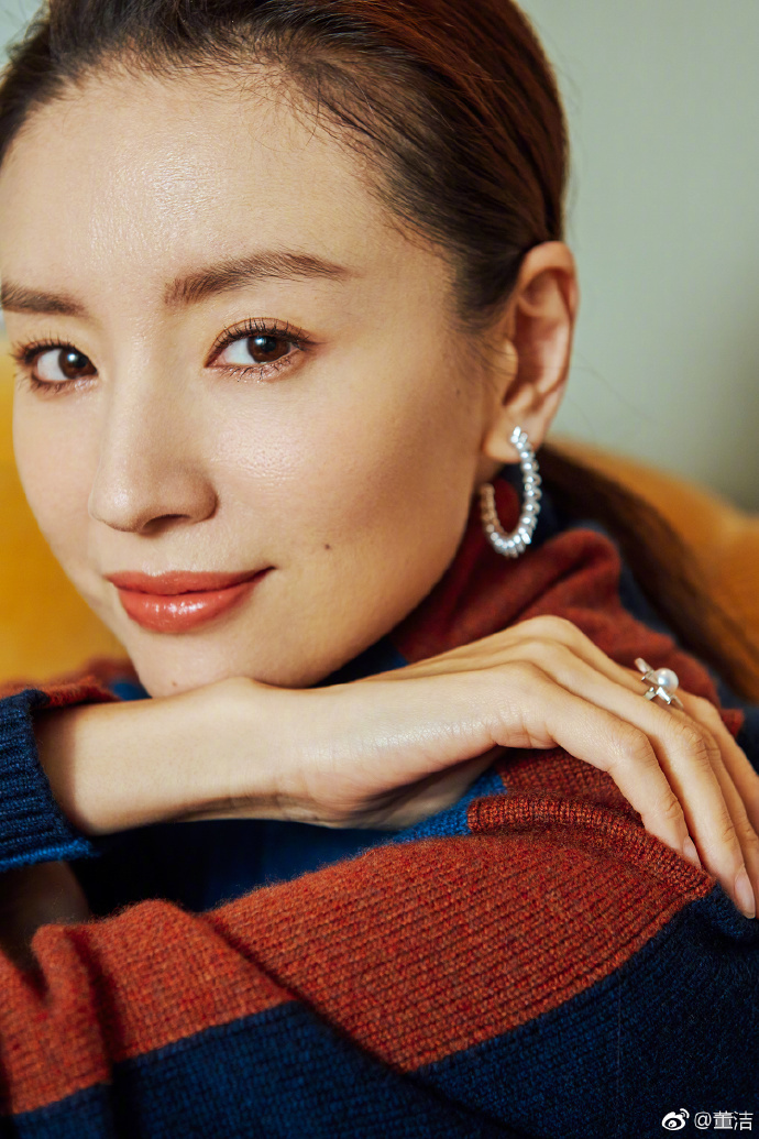 38岁董洁晒近照,气质不凡霸气御姐范儿,精致脸庞无惧镜头!