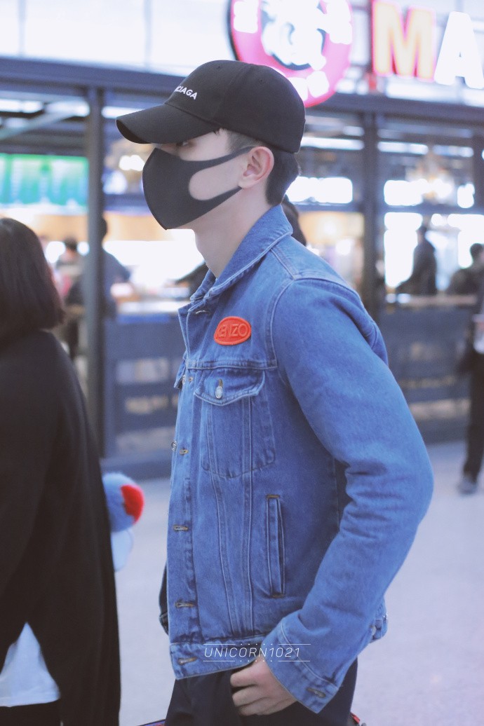 邓伦穿牛仔衣搭配休闲裤口罩遮面现身机场,阳光少年是真的好帅了