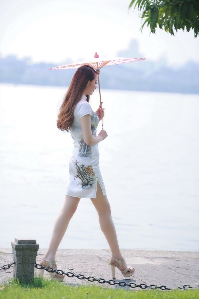 随拍一个走在湖边的古韵旗袍美女|人像|古韵|旗袍_新浪新闻