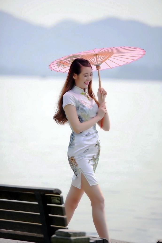 随拍一个走在湖边的古韵旗袍美女