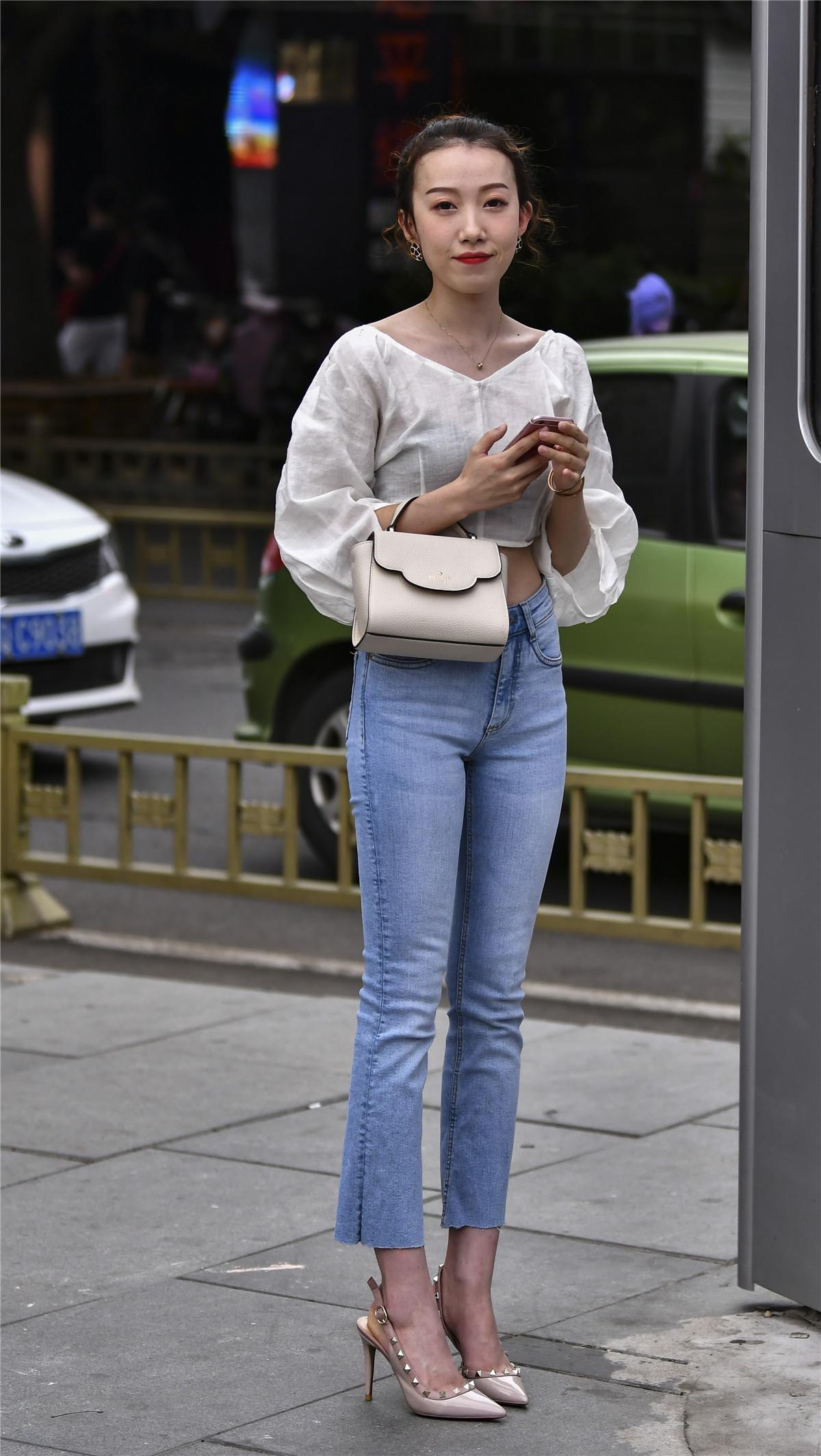 穿牛仔裤高跟鞋的姑娘时尚有魅力