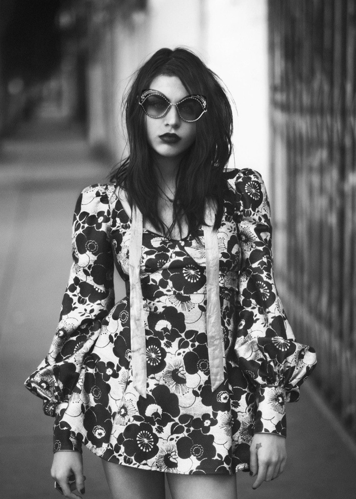 美国女歌手francesbeancobain出镜演绎黑白大片