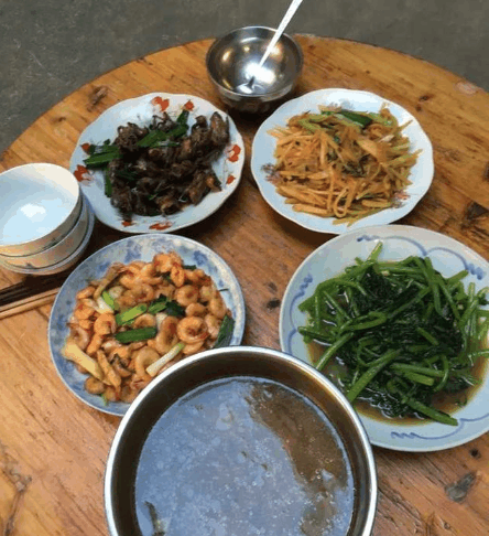 回农村带媳妇吃农家饭, 第三道菜爸妈不舍得吃却被女友嫌弃, 尴尬