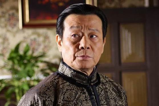 老戏骨艳福不浅,两个老婆分别住楼上楼下,如今大儿子颜值很高