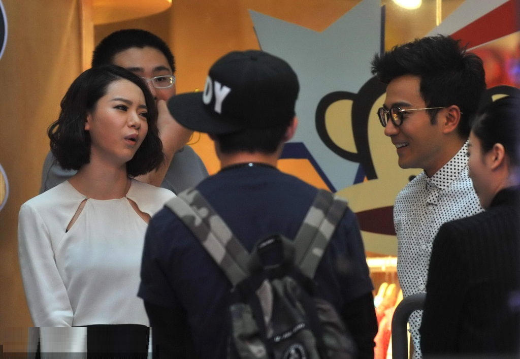 刘恺威穿白格子衬衫现身,妆容憔悴,网友:戚薇甜美笑容抢镜