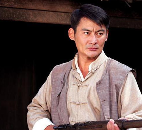 他出身演艺世家,经历两段婚姻,二婚生双胞胎,今人生美满