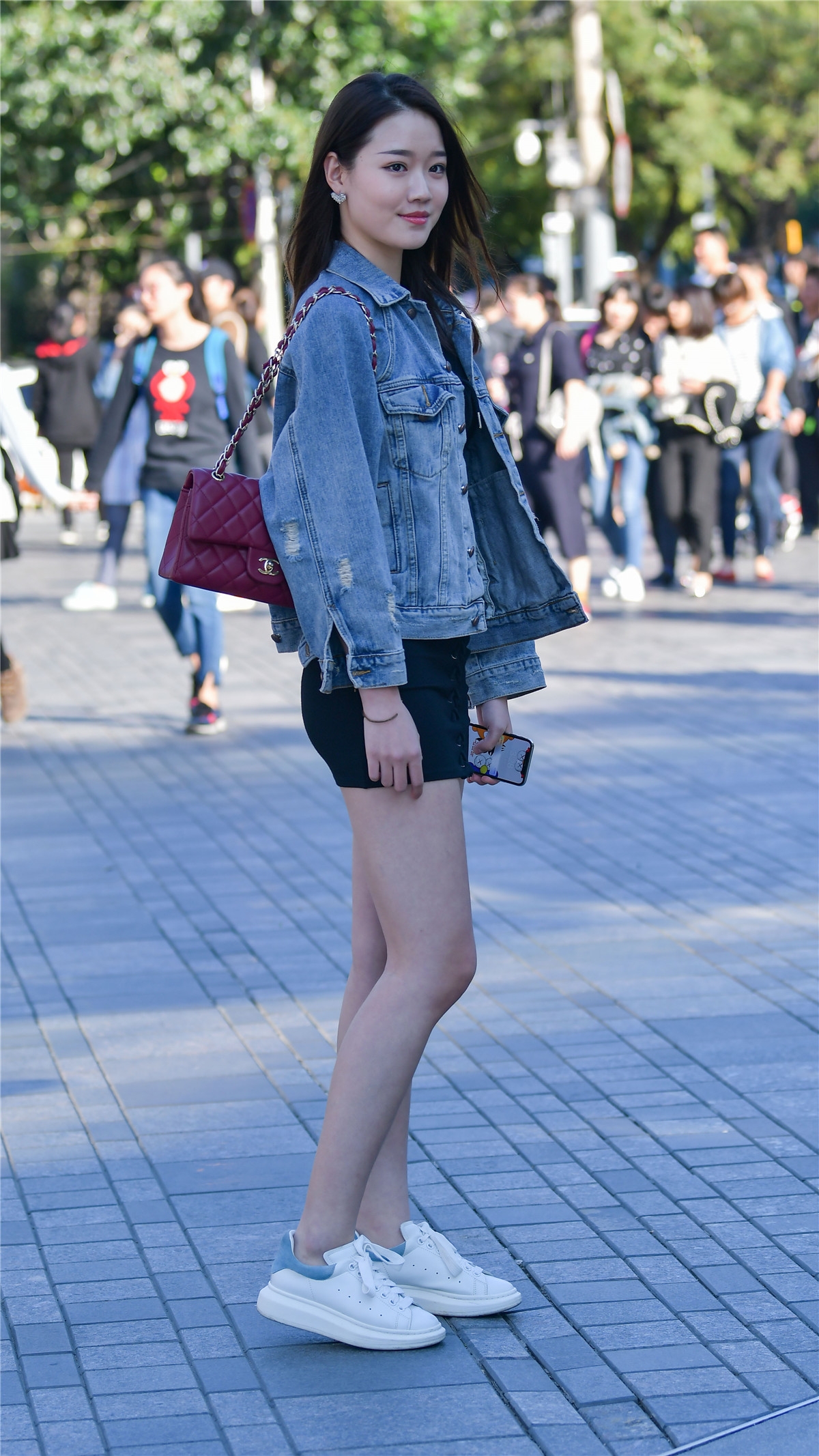 看秋天三里屯美女的穿搭引领魅力时尚