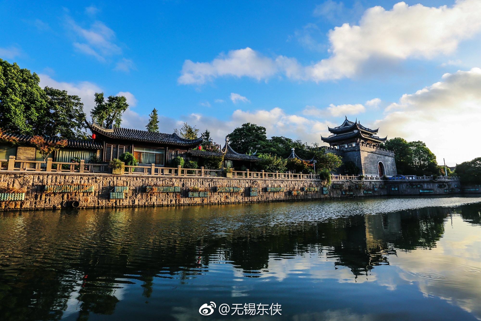 解放路上,紧邻古运河,和南禅寺也只隔了一条马路,是无锡古城的南大门