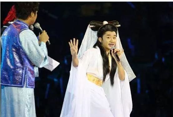 舞台变身气质温婉的白素贞竟毫无违和感,若不是对王栎鑫的容貌很清楚