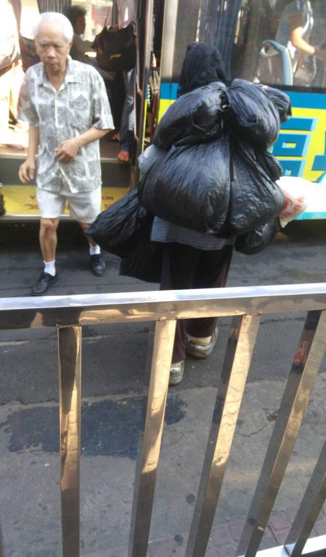 一位拾荒老人向我伸出他的袋子,我后退了两步并拒绝了老人