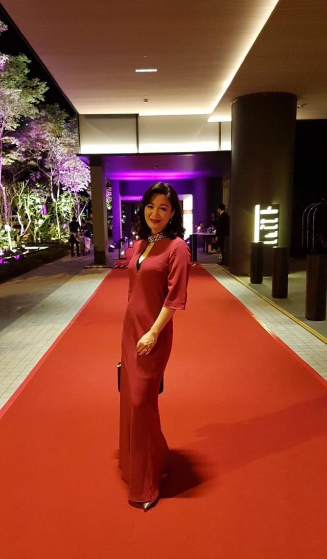 陈少霞六年前还靠领救济金生活, 而现在摇身一变成了坐宾利的贵妇