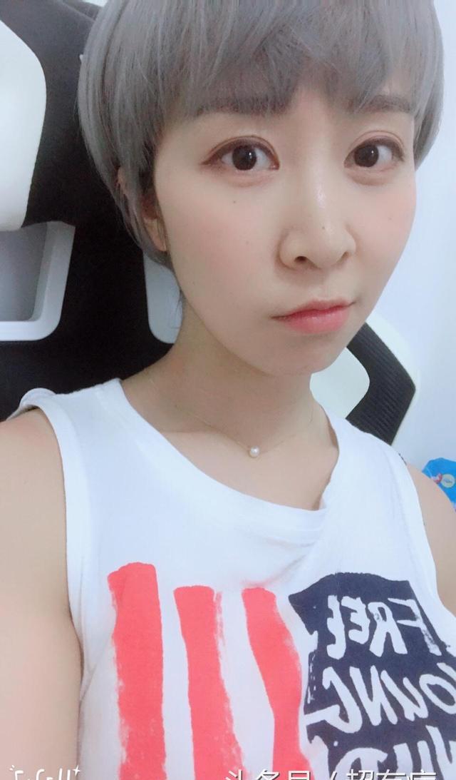 好久不见的lol解说小米变身男孩子上线了 网友:草粉吗