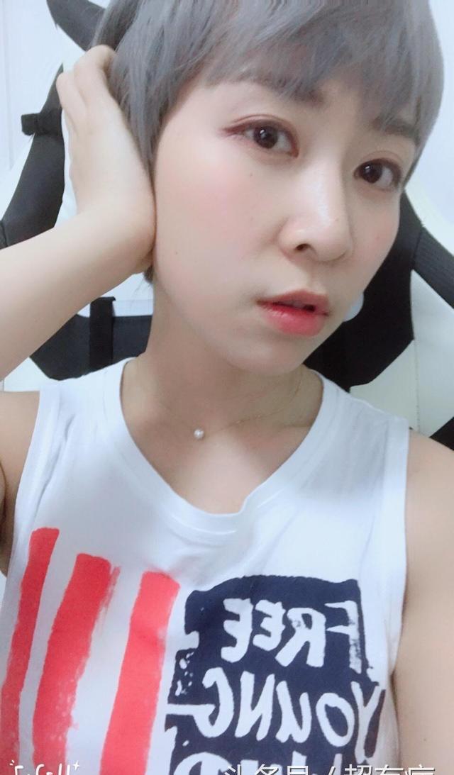 好久不见的lol解说小米变身男孩子上线了 网友:草粉吗