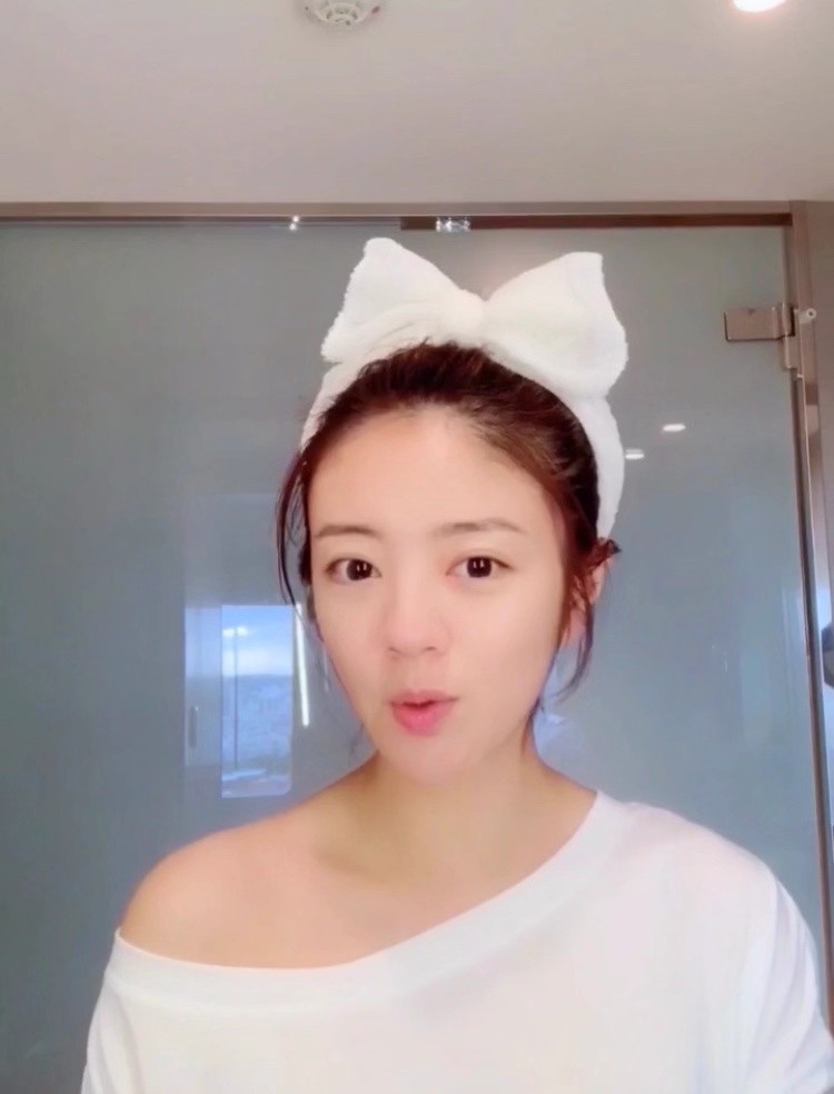 安以轩素颜出镜气色好网友人人都怕岁月岁月却怕安以轩