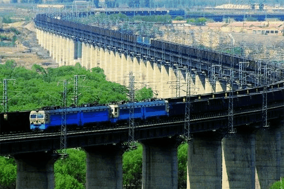 世界最长火车澳大利亚682节车厢99万吨记录至今从未打破