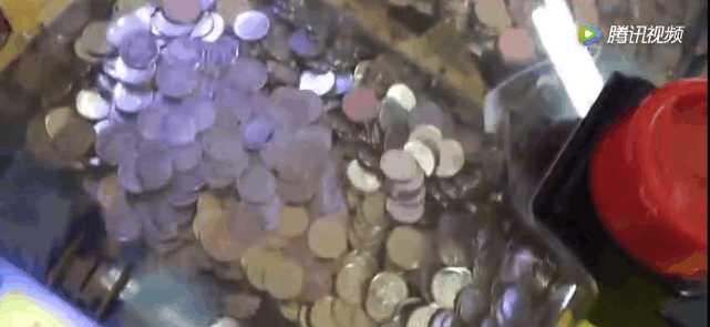 实拍: 游戏厅推硬币机故障, 投一元吐上百元